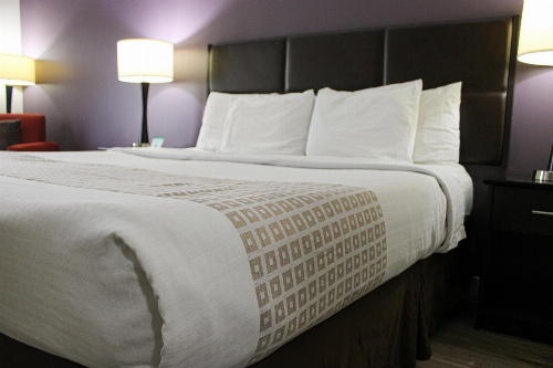 Parkwood Inn & Suites image 1