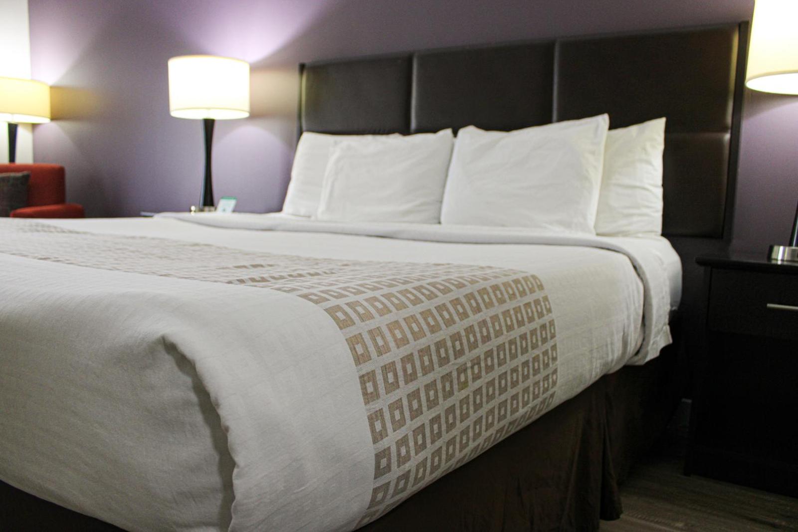 Parkwood Inn & Suites