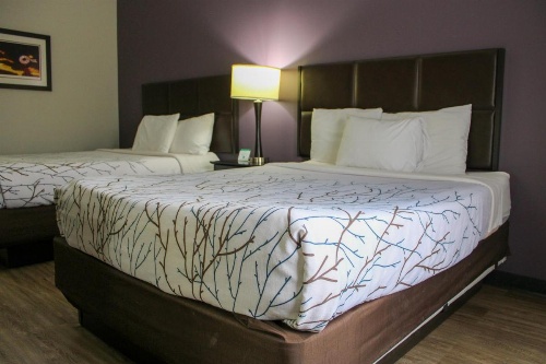 Parkwood Inn & Suites image 5